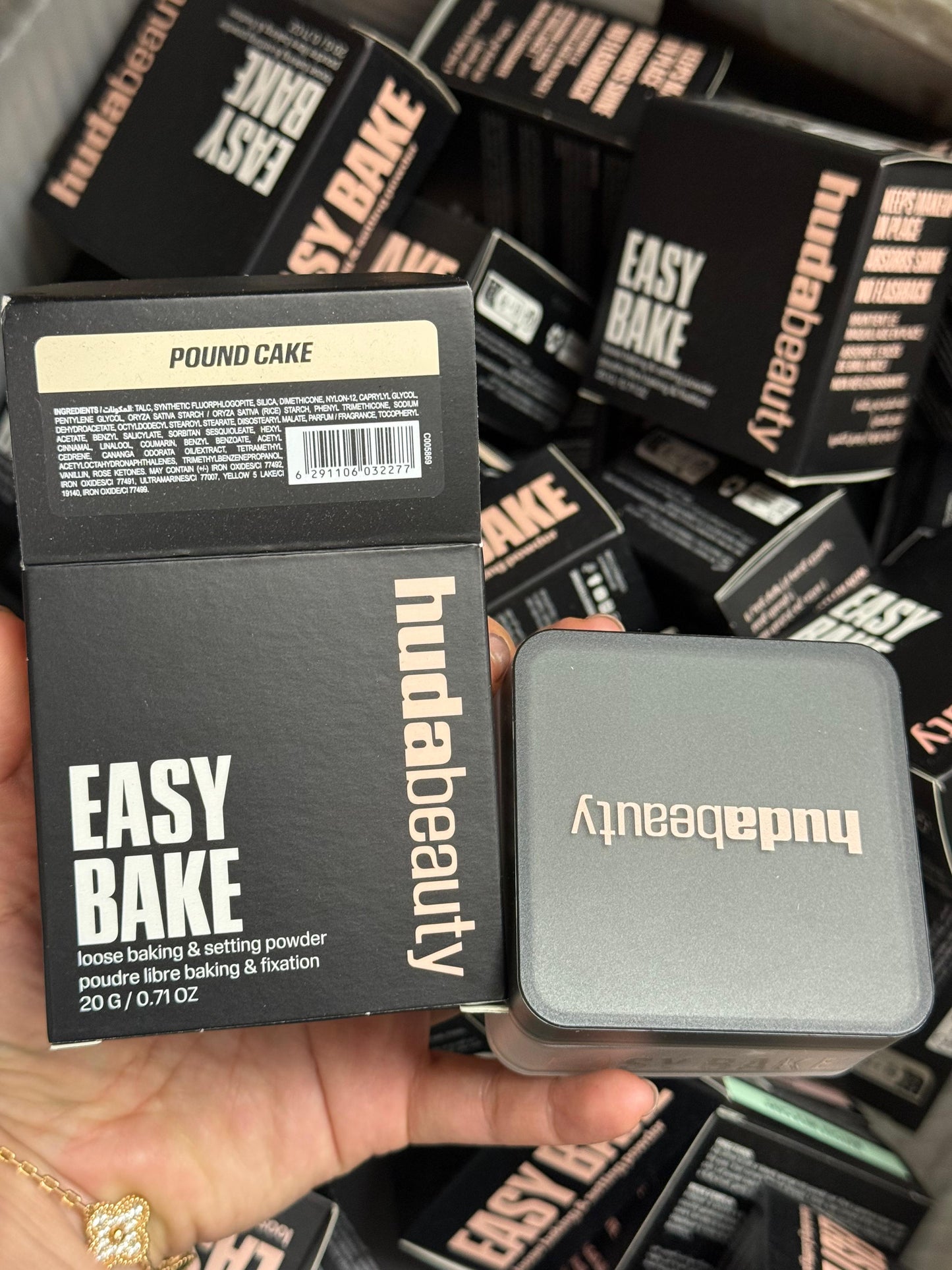 HUDA BEAUTY Easy Bake Blurring Loose Baking & Setting