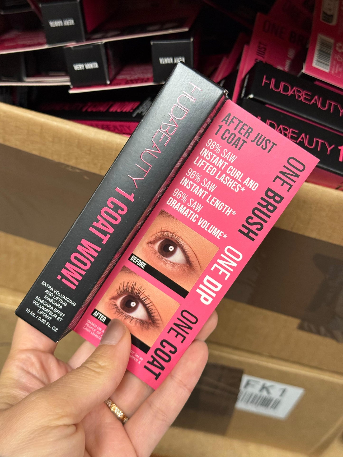 HUDA BEAUTY 
1 Coat WOW! Extra Volumizing and Lifting Mascara